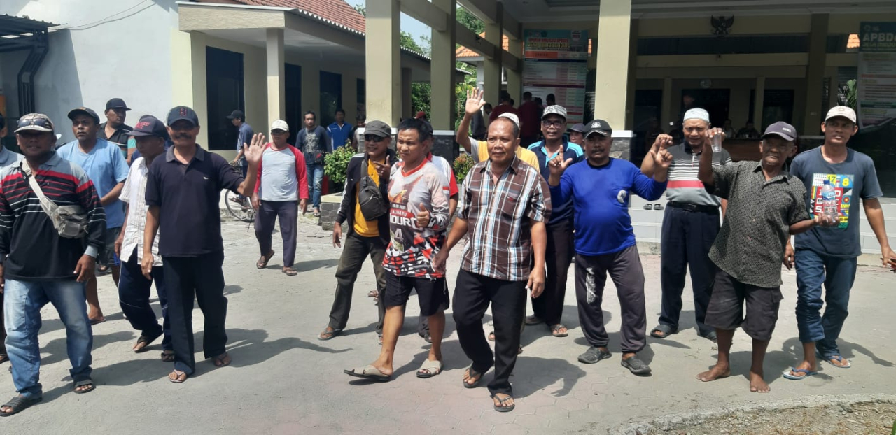 Puluhan warga,  saat mendatangi kantor Desa Mindu Gading. SP/JUM