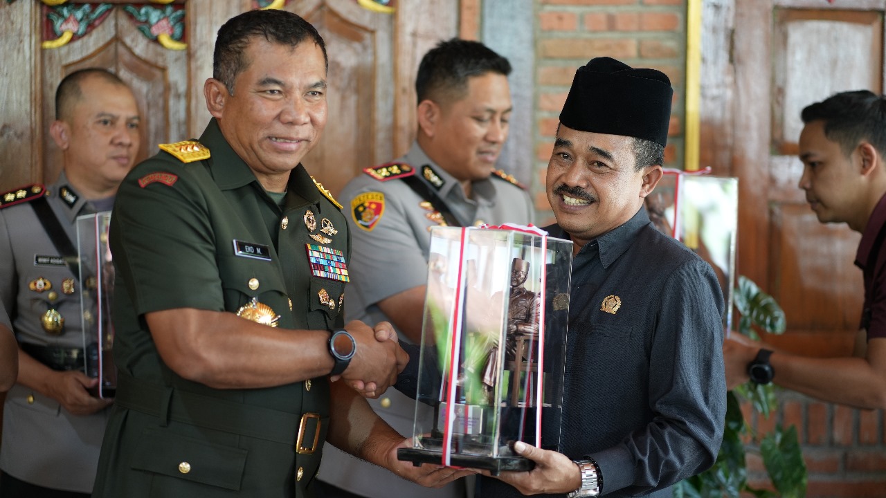 Wakil ketua DPRD Blitar M Rifa’i saat menerima cinderamata. SP/Lestariono