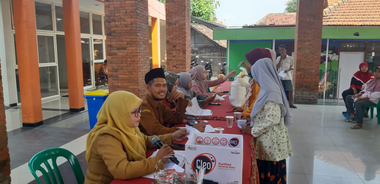 Pembagian bansos beras di pendopo kantor Desa Wonokupang. SP/JUM