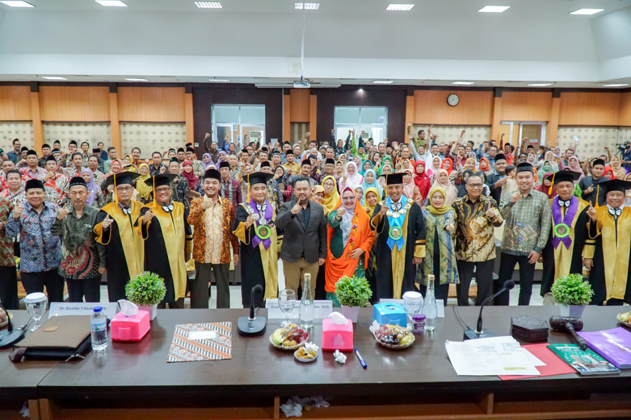 Wabup Aminatun Habibah bersama didampingi Bupati Gresik dan para guru besar penguji usai mengikuti ujian disertasi doktoral pada Fakultas Teknologi Pendidikan Unesa Surabaya. SP/Grs.