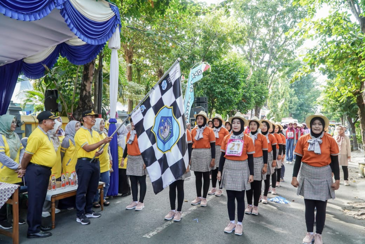Sekda bersama Kadis Pendidikan saat memberangkatkan Gerak Jalan HUT IGTKI-PGRI Kabupaten Lamongan, Sabtu (25/5). SP/MUHAJIRIN