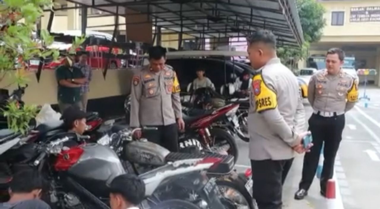 Penggantian knalpot brong dengan knalpot standar yang disaksikan kapolres Blitar. SP/Lestariono