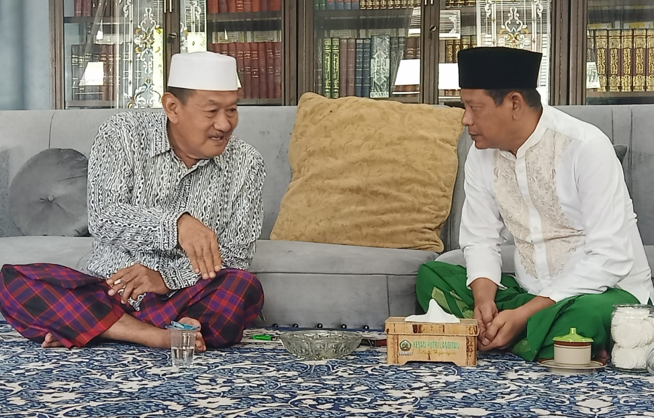 H. Abdul Ghofur saat sowan ke KH. Ubaidillah Faqih pengasuh PP. Langitan Tuban. SP/MUHAJIRIN