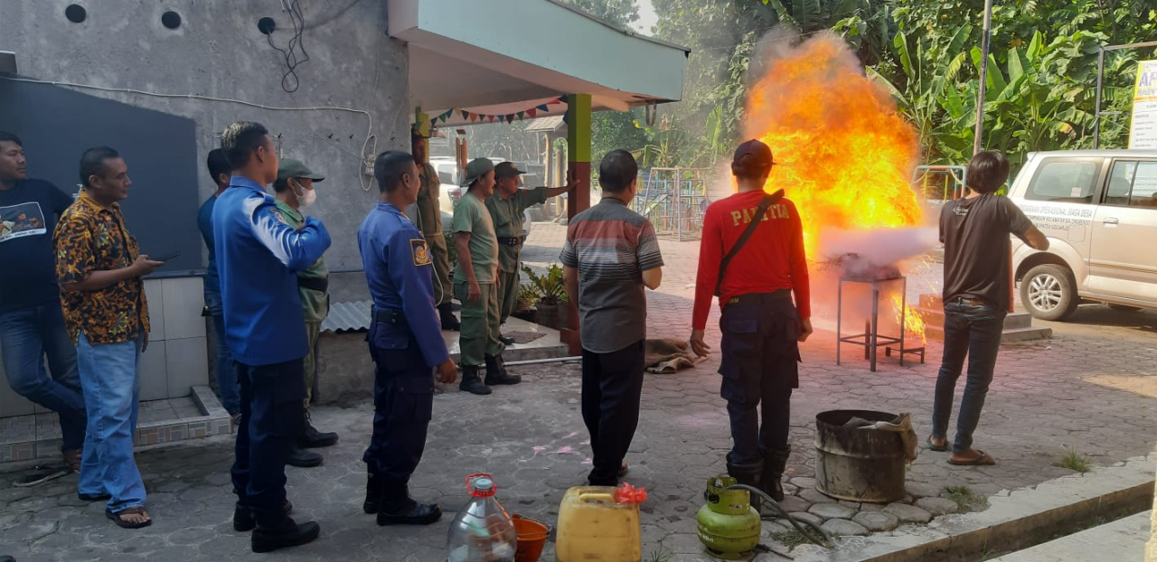 Deni, salah satu peserta pelatihan, saat memperagakan penggunaan APAR. SP/JUM