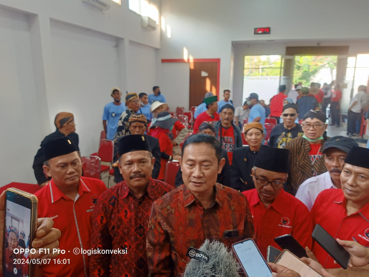 Yuhronur Efendi saat diwawancarai wartawan usai mengembalikan berkas pendaftaran ke DPC PDIP Lamongan. SP/MUHAJIRIN