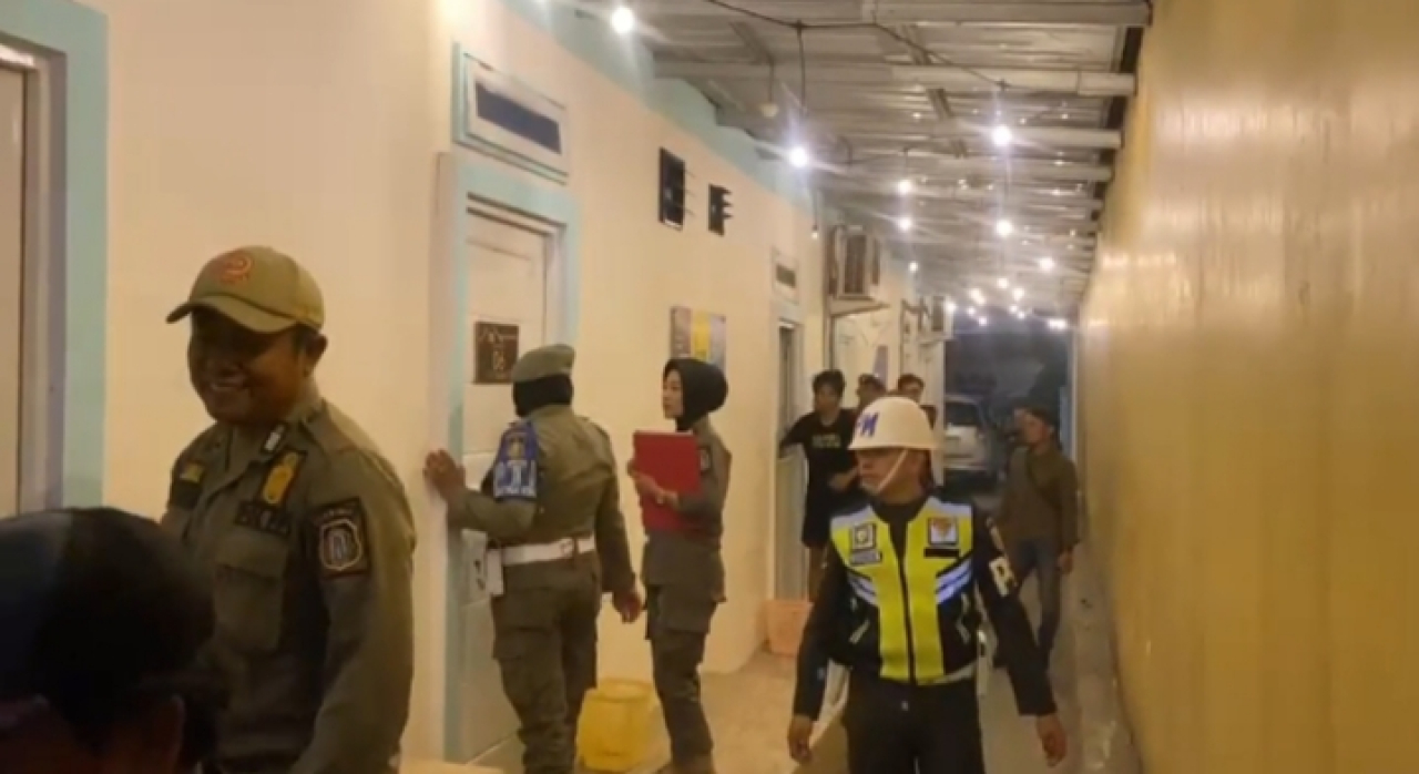 Petugas saat melakukan razia kos-kosan. SP/Lestariono