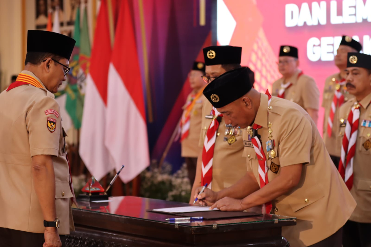 Ketua Umum Kwarnas Pramuka Budi Waseso melantik Arum Sabil sebagai Ketua Kwarda  Pramuk Jatim di Grahadi, Selasa 22/5/2024.