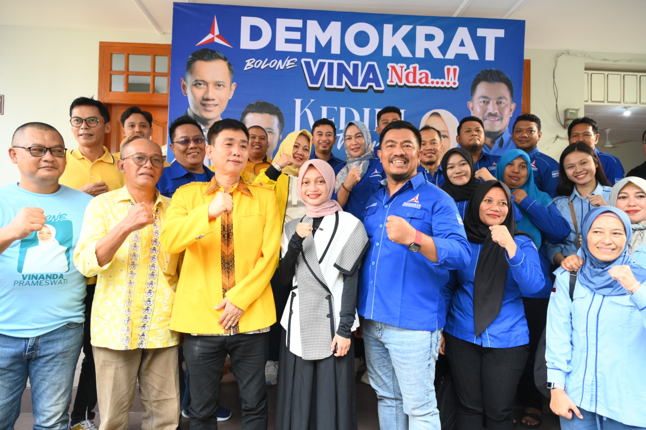 Ketua DPC Partai Demokrat, Ashari saat foto bersama Mbak Vinanda dan Ketua DPD Golkar Sudjono Teguh