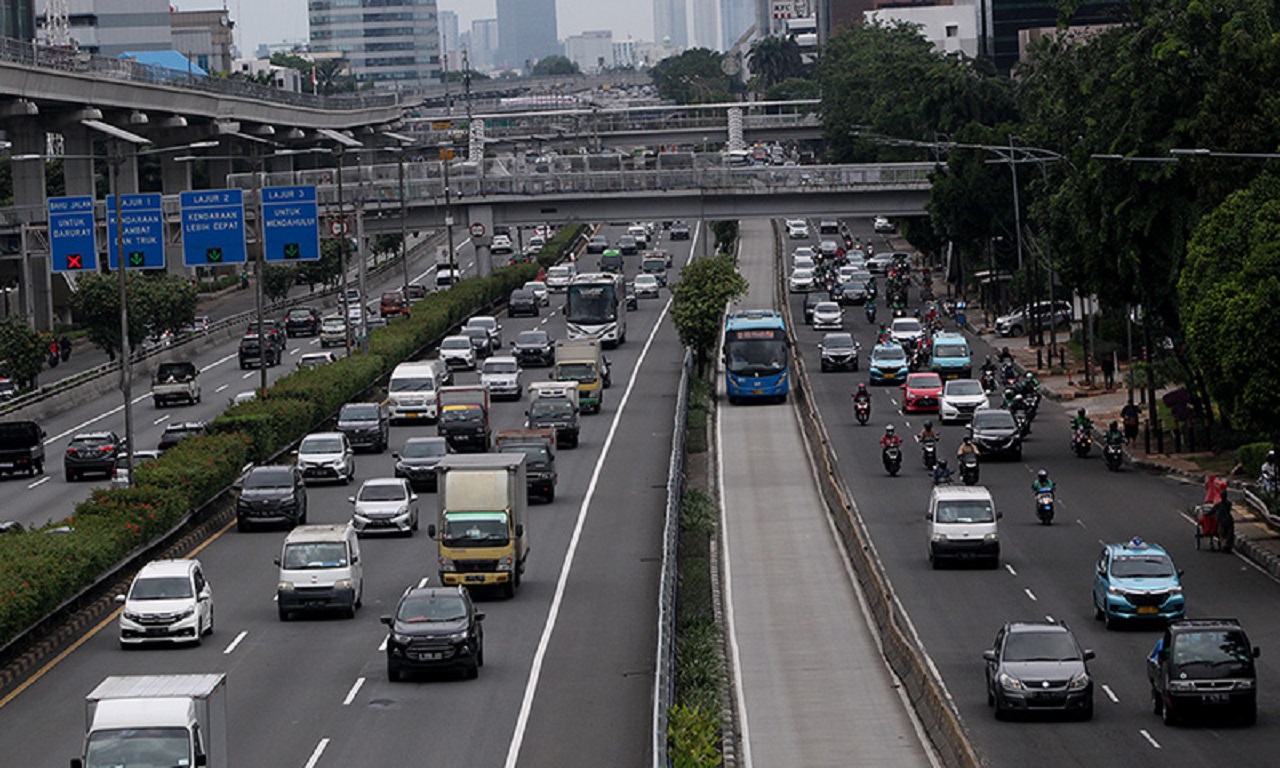Ilustrasi. Kendaraan di Daerah Khusus Jakarta (DKJ) yang mulai membludak hingga menyebabkan kasus macet yang viral dan polusi udara. SP/ JKT