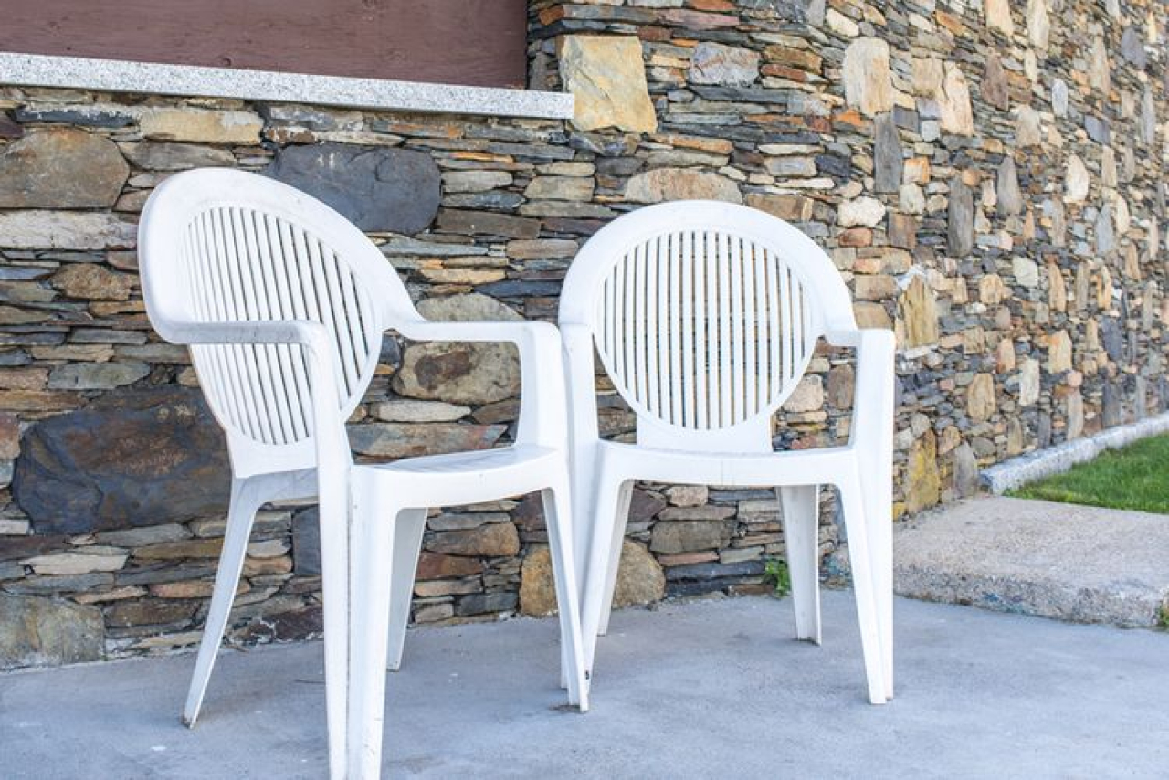 Furnitur plastik juga menghadapi masalah yang sama seperti material lainnya yakni serangan jamur. SP/JAKA