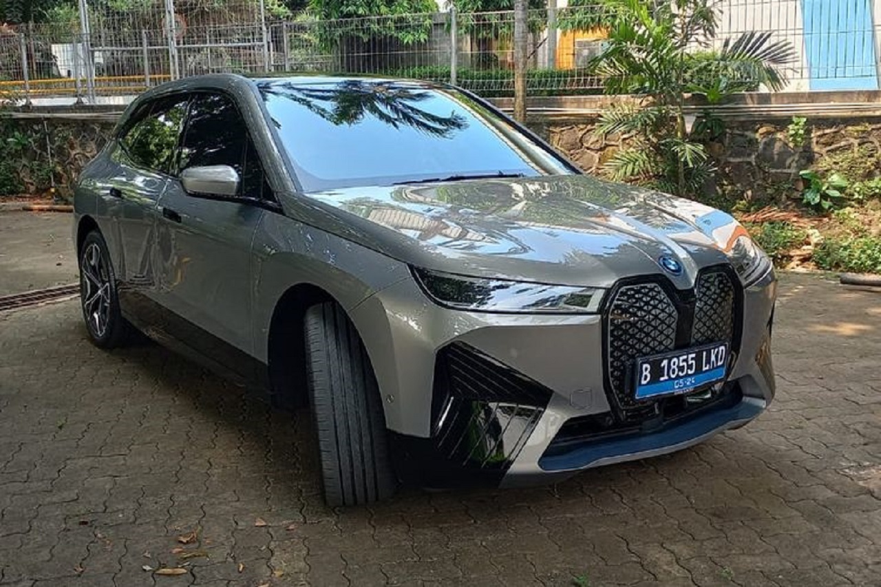 BMW iX xDrive50 Sport hadir dengan desain yang tampak agresif. SP/ JKT