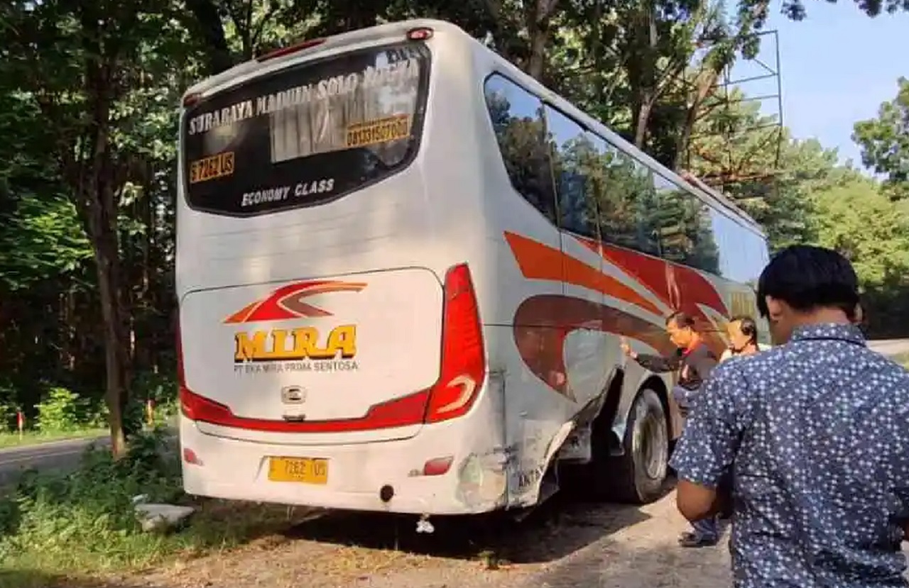 Kondisi bodi bus Mira yang ringsek usai menabrak truk di Jalan Raya Desa Mantingan, Kecamatan Mantingan, Kabupaten Ngawi, Rabu (01/05/2024) pagi ini. SP/ NGW