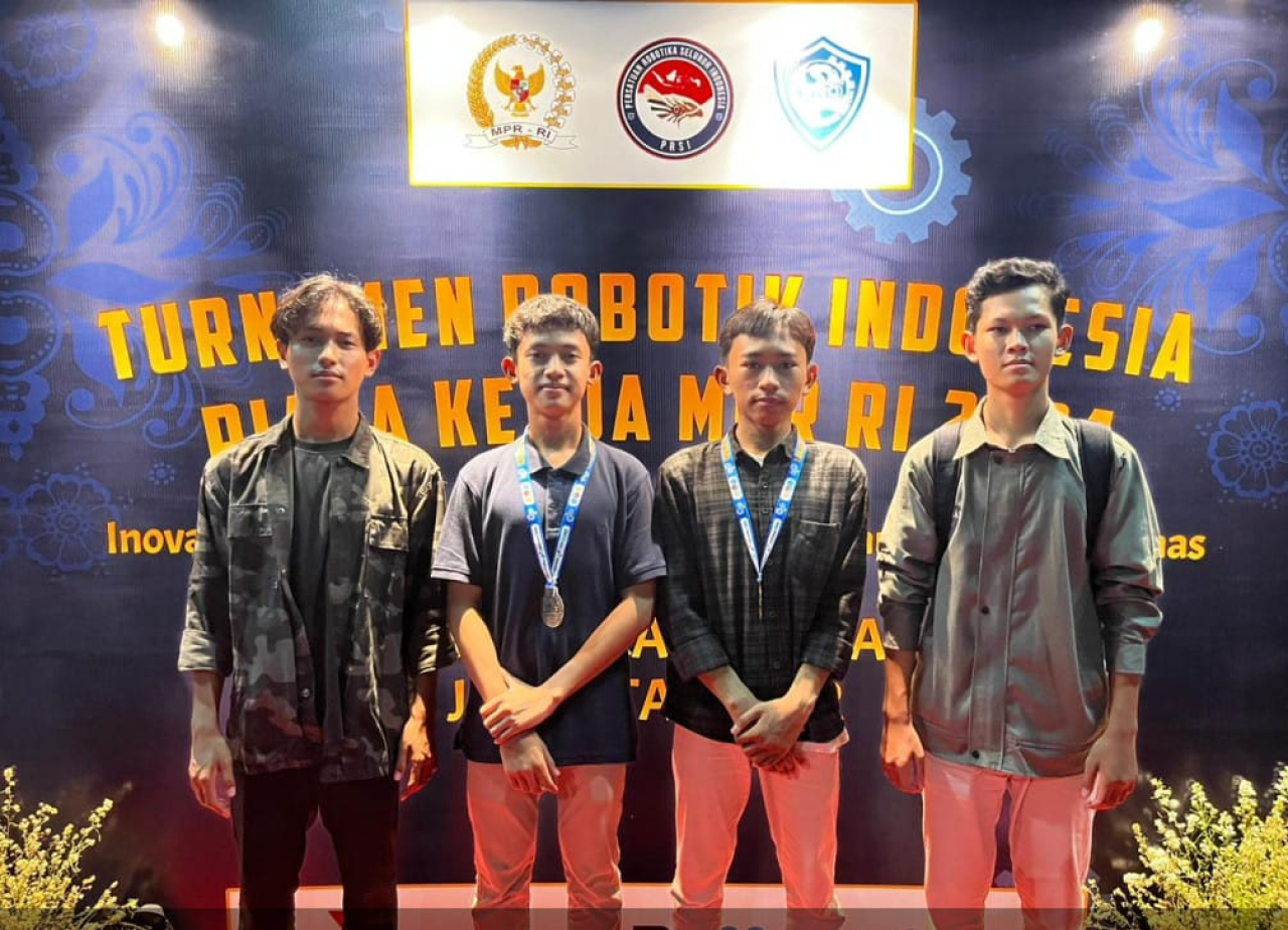 Para pelajar MAN 1 Pasuruan kembali berprestasi di bidang robotik Nasional.