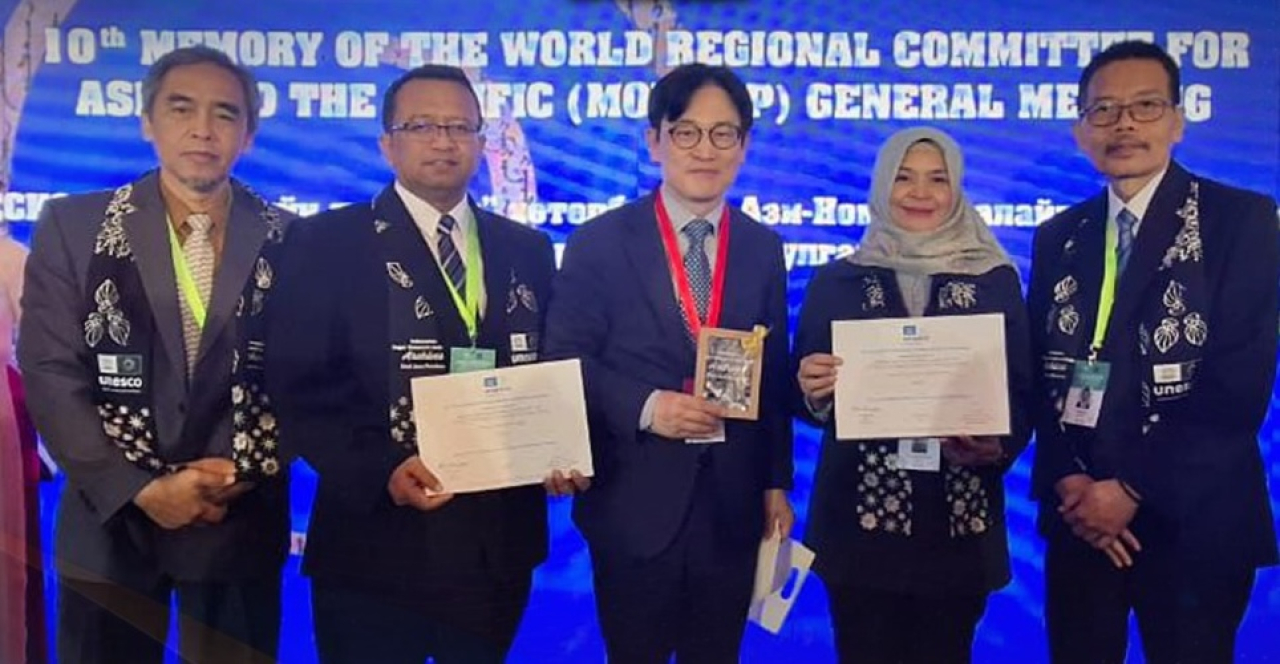 Kepala Dinas Arsip dan Perpustakaan Jawa Timur, Tiat S Suwardi (dua dari kanan) saat menerima penghargaan dari Unesco, Rabu 8/5/2024.