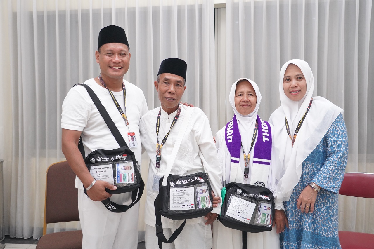 Salamun, jemaah haji kelompok terbang (kloter) 63 asal Kabupaten Jombang, yang sehari-hari menjadi juru parkir di kawasan pertokoan sekitar kampus Universitas Darul Ulum ini. SP/ AINI