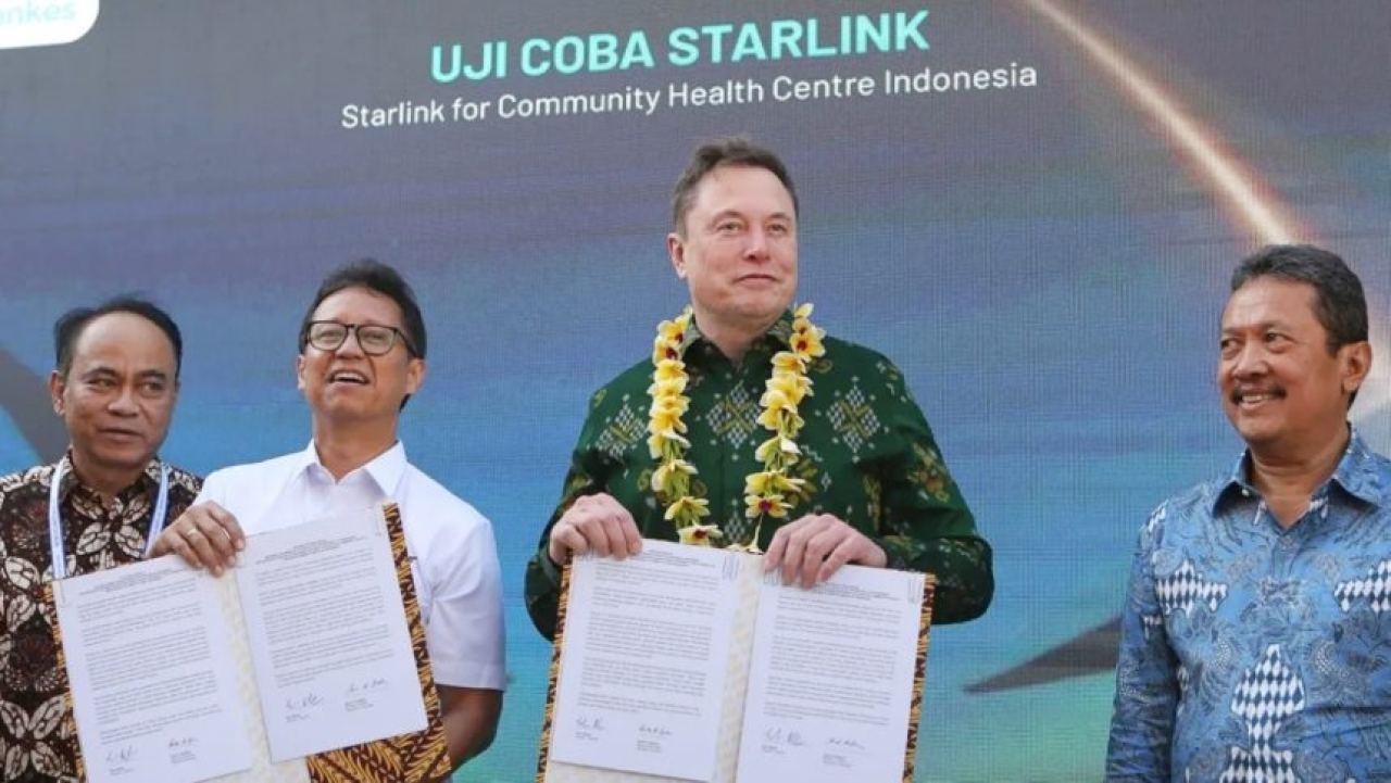 Elon Musk saat meluncurkan Starlink di salah satu Puskesmas di Bali ditemani Menkes Budi Gunadi dan Menkominfo Budi Arie Setiadi, Minggu (19/5/2024).