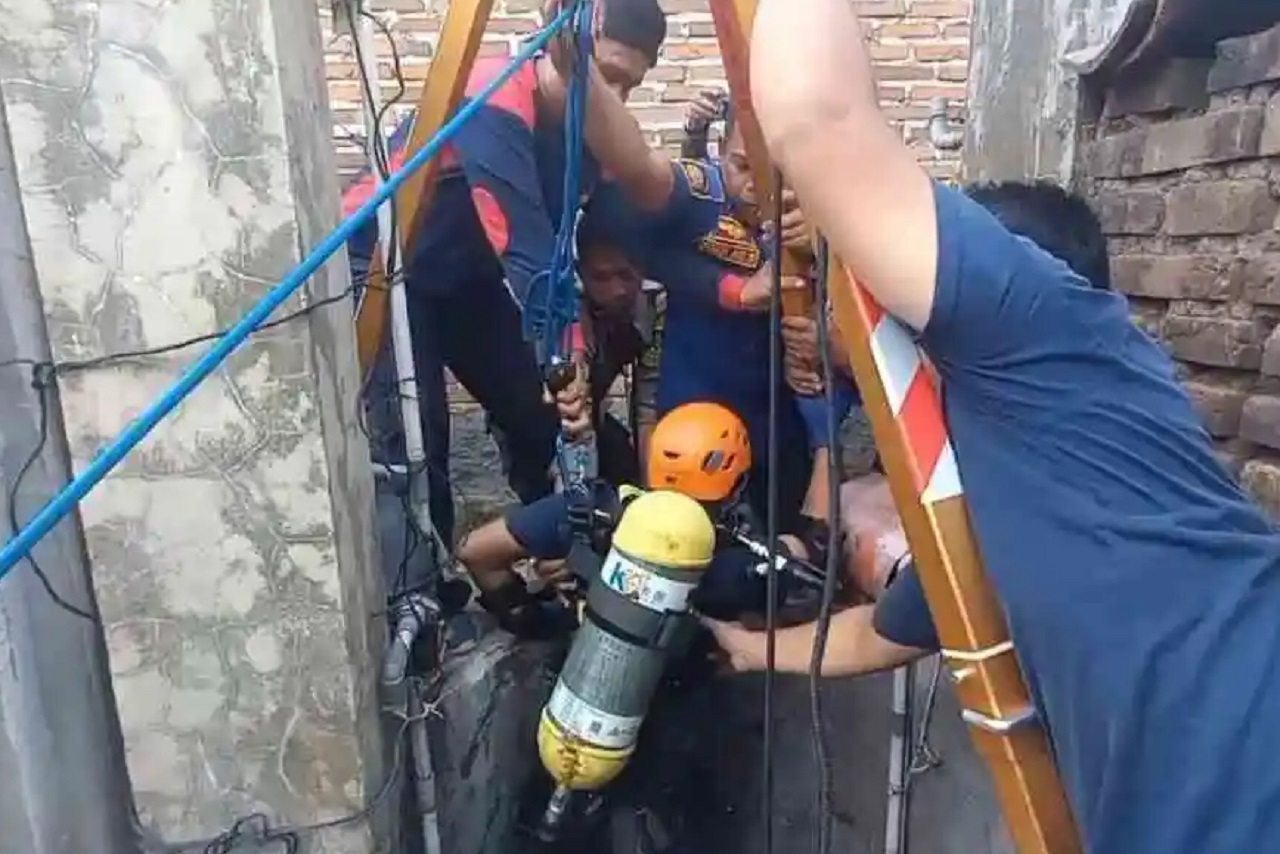 Evakuasi seorang nenek di Madiun meninggal dalam sumur 30 meter. SP/ MDN