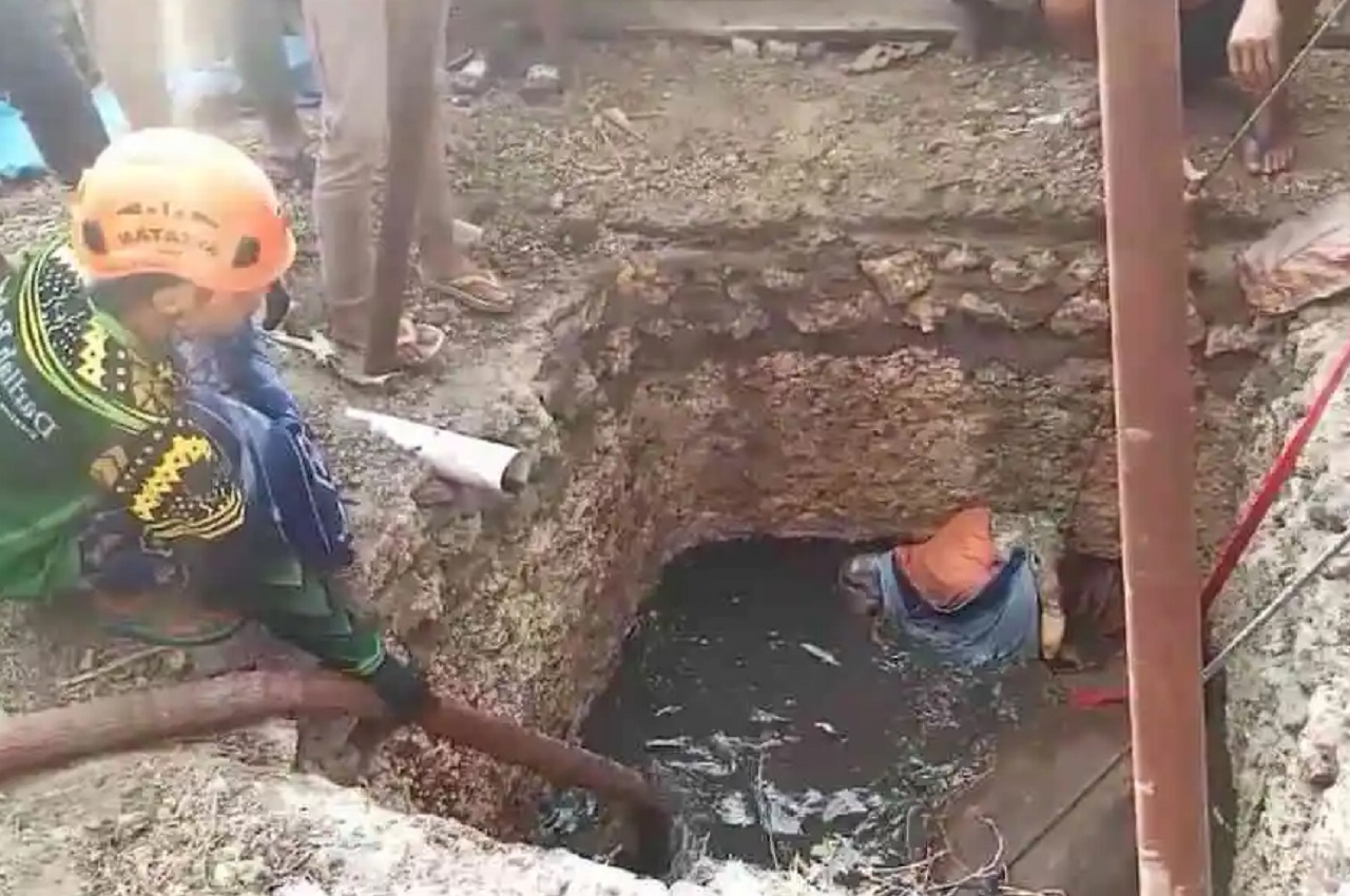 Petugas gabungan saat mengevakuasi sapi warga yang tercebur septic tank di Desa Pacing, Padas, Ngawi, Jawa Timur, Minggu (26/5/2024) pagi. SP/ NGW