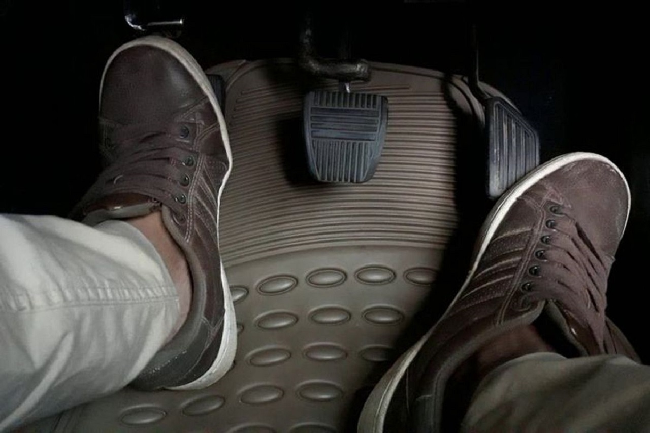 Ilustrasi. Posisi kaki kiri tengah menginjak kopling saat mengendarai mobil bertransmisi manual. SP/ JKT
