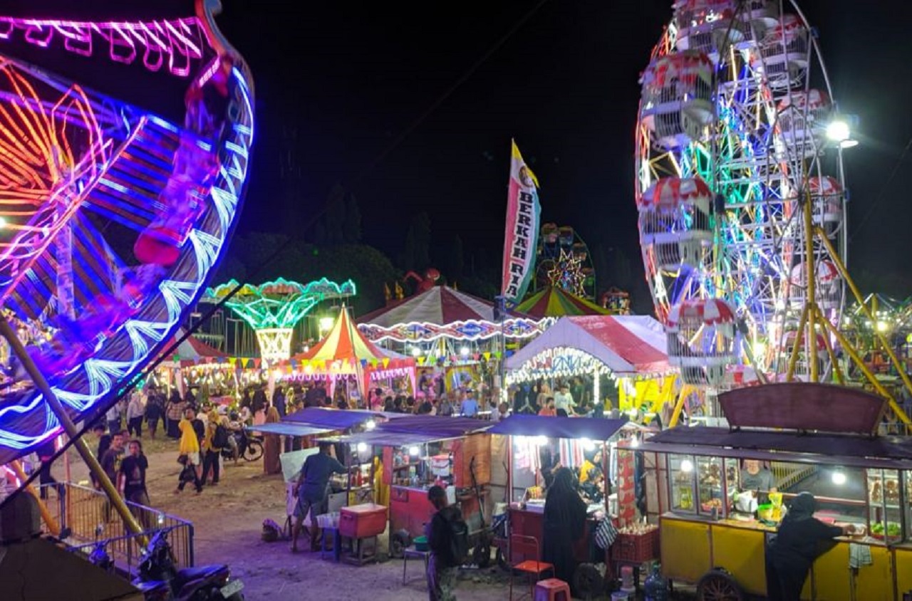 Suasana malam Pasar Malam di Aloon-Aloon Ponorogo yang ramai dikunjungi masyarakat. SP/ PNG