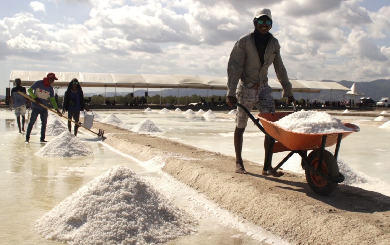 Ilustrasi petani garam di Pulau Madura alami kemerosotan harga jual. SP/ MDR