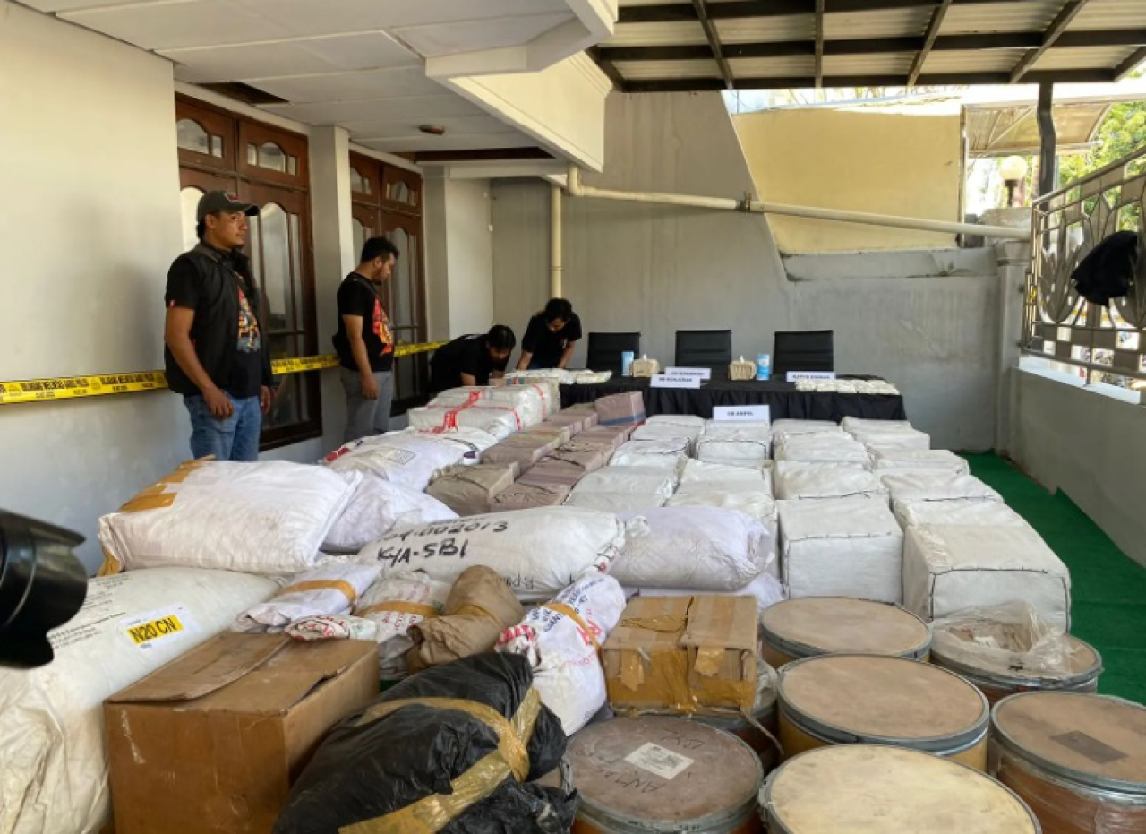 Ditresnarkoba Polda Jawa Timur menangkap dua tersangka atas kasus dugaan memproduksi narkoba berupa pil berbagai jenis dan mengamankan barang bukti pil carnophen, pil double L dan pil ekstasi.