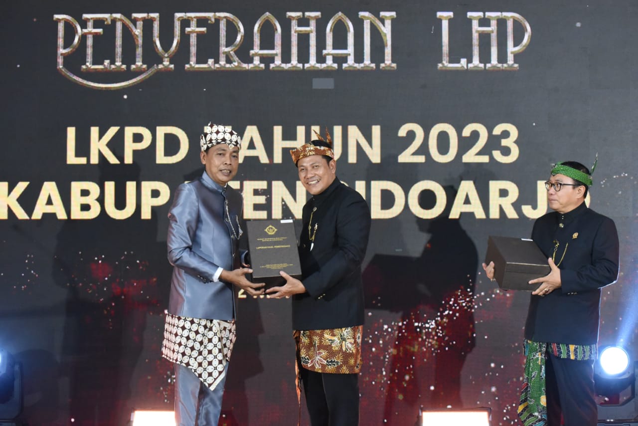 Opini WTP LKPD Pemerintah Kabupaten Sidoarjo tahun anggaran 2023 diterima Wakil Bupati Sidoarjo H. Subandi SH mewakili bupati Sidoarjo dari Kepala Perwakilan BPK Provinsi Jawa Timur Karyadi, Kamis (02/05/2024). SP/ HIKMAH