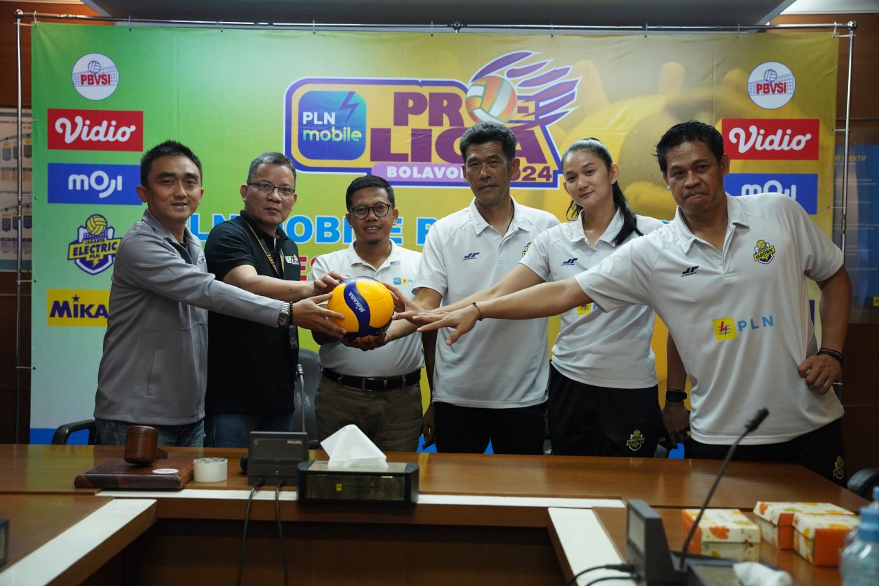 Ketua Harian Jakarta Electric PLN Adi Dwi Laksono (kiri) bersama Wakil Direktur Proliga Reginald Nelwan (dua dari kiri), Ketua Panitia Pelaksanaan PLN Mobile Proliga 2024 Seri Semarang Joko Hadi Widayat (tiga dari kiri), Pelatih Kepala Jakarta Electric PL
