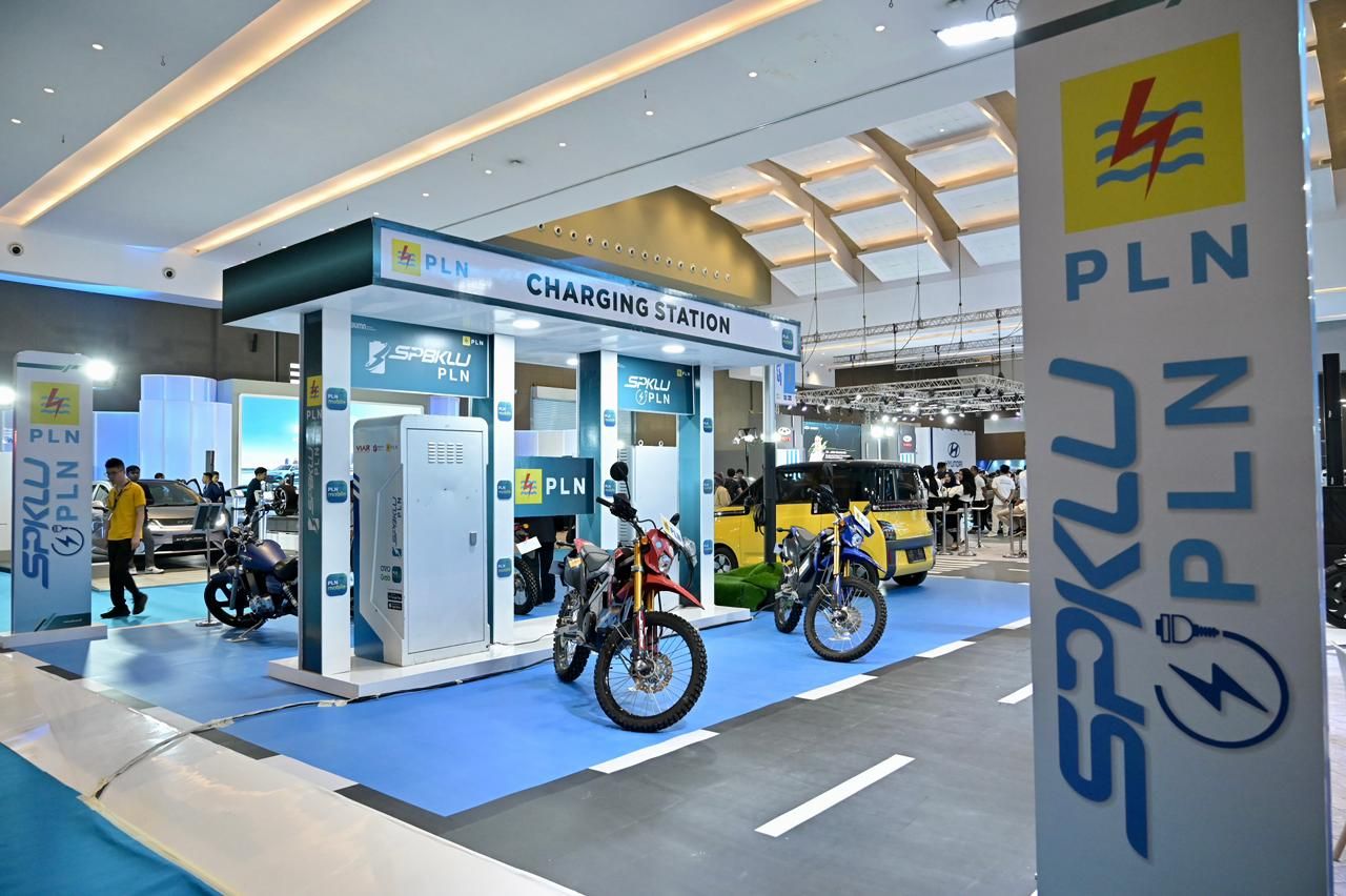 Booth PLN pada Periklindo Electric Vehicle Show (PEVS) 2024 di JIEXPO Kemayoran, Jakarta yang dapat dikunjungi untuk mengaktivasi promo dan hadiah. Foto/Humas PLN