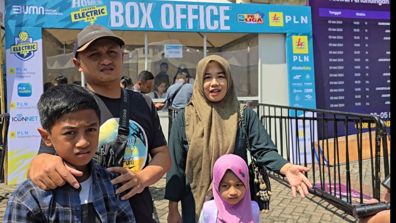 Linda (kanan) bersama keluarga menjadi salah satu penonton asal Banjarnegara, Jawa Tengah, yang merasakan kemudahan dari layanan penjualan tiket pertandingan Proliga 2024 melalui aplikasi PLN Mobile. Foto/Humas PLN