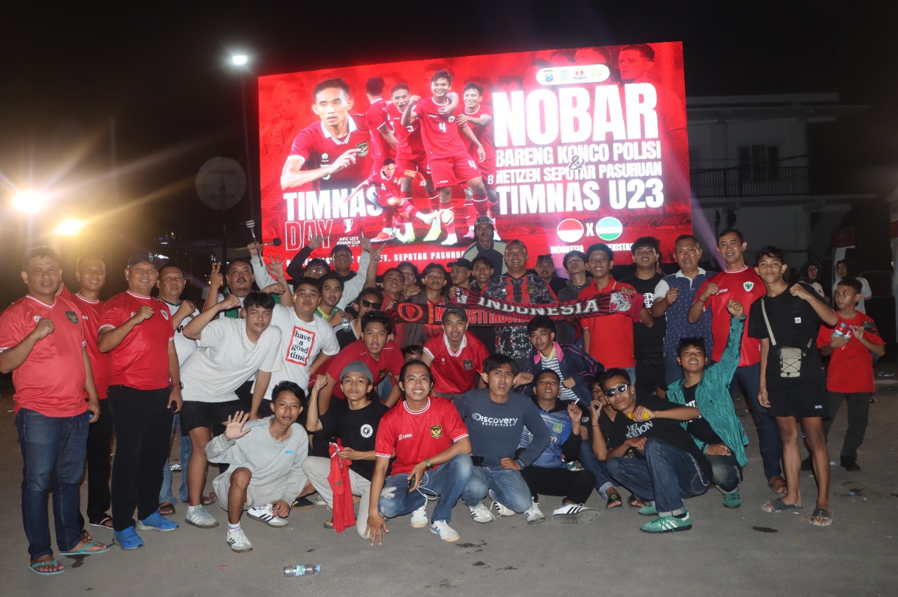 Kegiatan nobar (nonton bareng) bersama untuk menyaksikan pertandingan Timnas Indonesia, Kamis (02/04/2024). SP/ Ziz-Nur