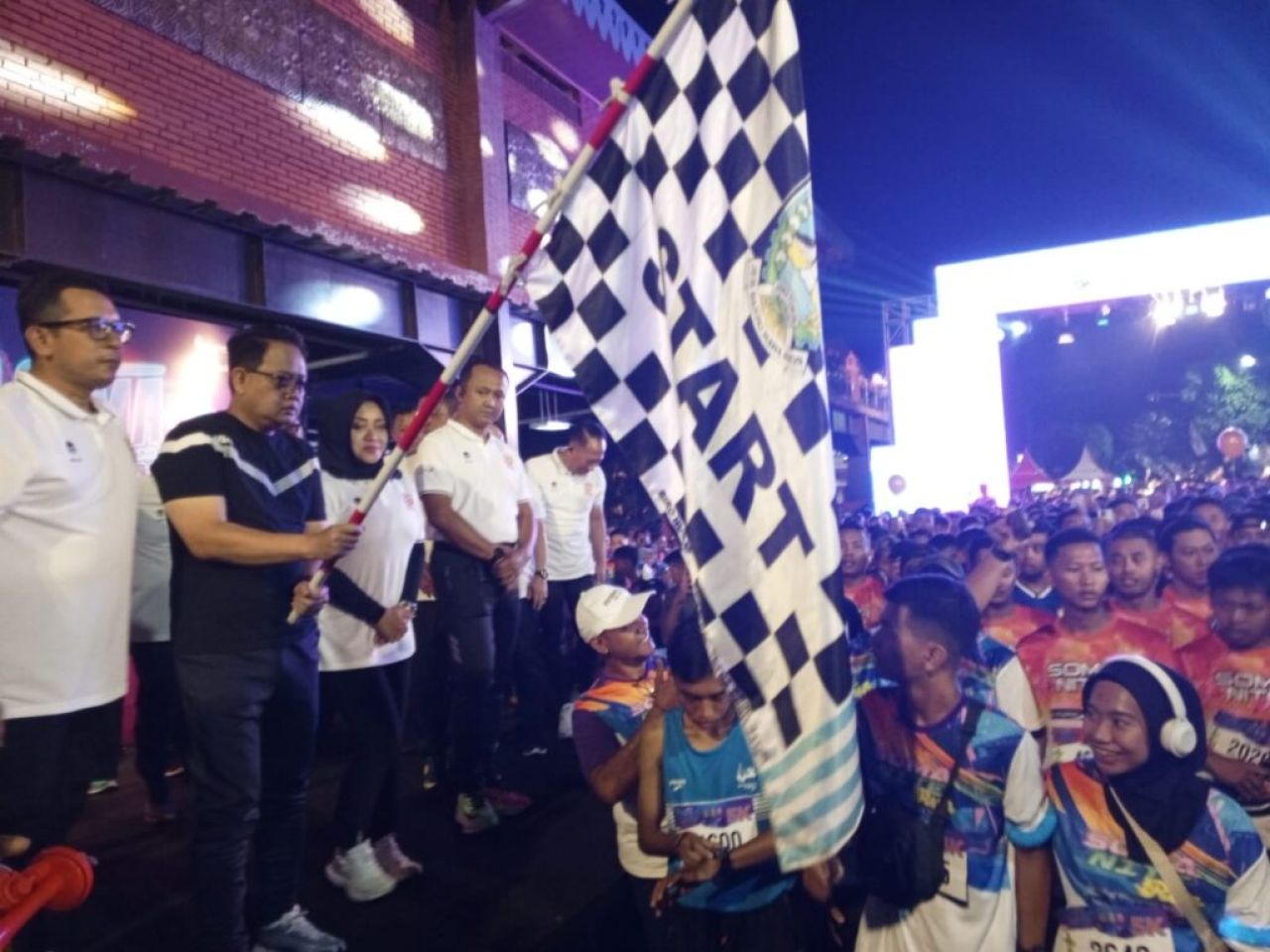 Pj Gubernur Jatim saat memberangkatkan peserta SOMA Nite Run 2024