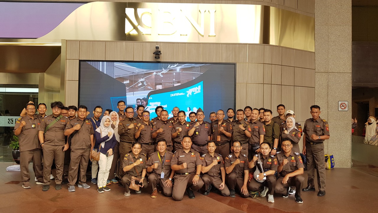 Juru Sita Pajak Negara DJP se-Jawa Timur Berpose Bersama Setelah Kegiatan Blokir Serentak. SP/ AINI