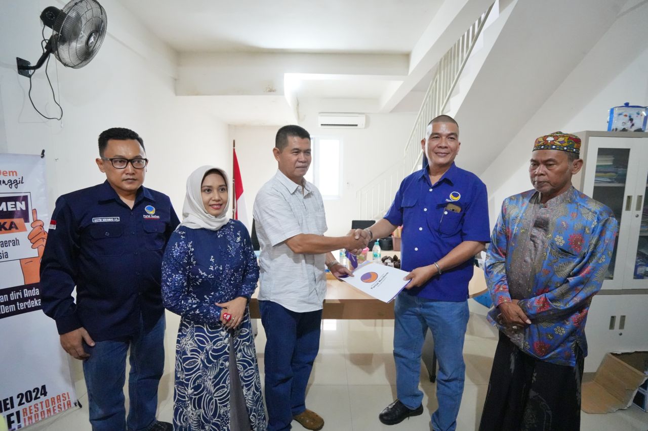 Calon petahana Ning Ita saat melamar ke kantir DPD Nasdem dan DPC PDIP Kota Mojokerto