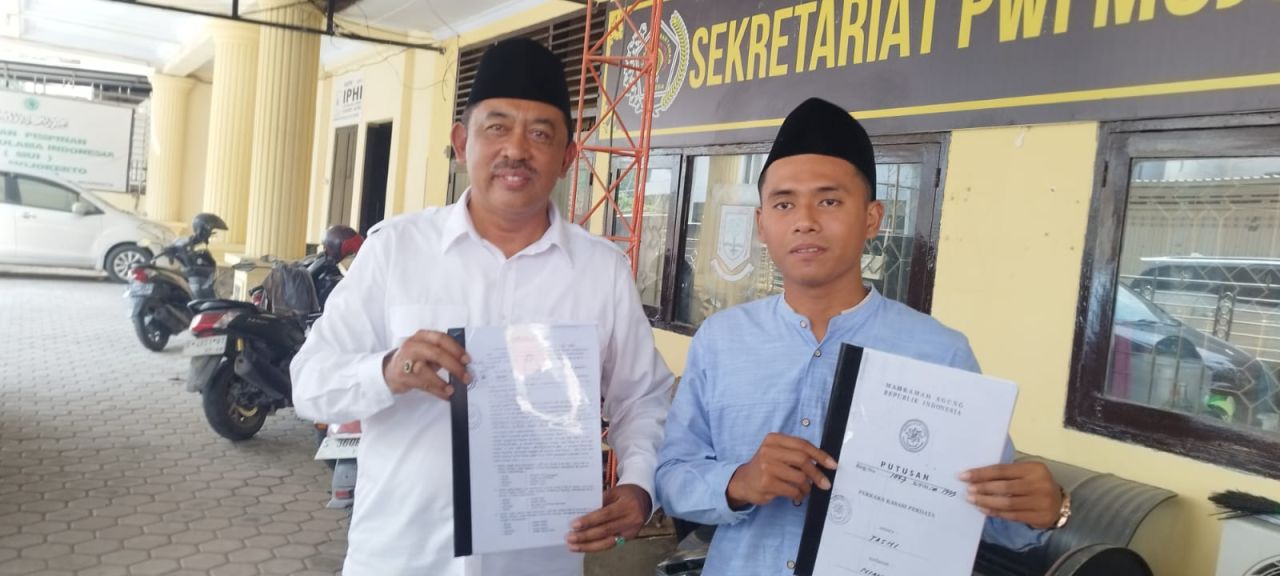 Ricky Purwoaji Pangestu (RPP) bersama ayahnya, Jurianto Kades Duyung, Kecamatan Trawas, Kabupaten Mojokerto saat memberikan klarifikasi tuduhan lakukan pengancaman.