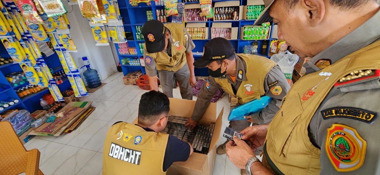 Sebanyak 17.620 batang rokok atau 881 bungkus rokok ilegal senilai Rp 21.440.000 disita Satpol PP Kabupaten Mojokerto, Selasa (28/5/2024).
