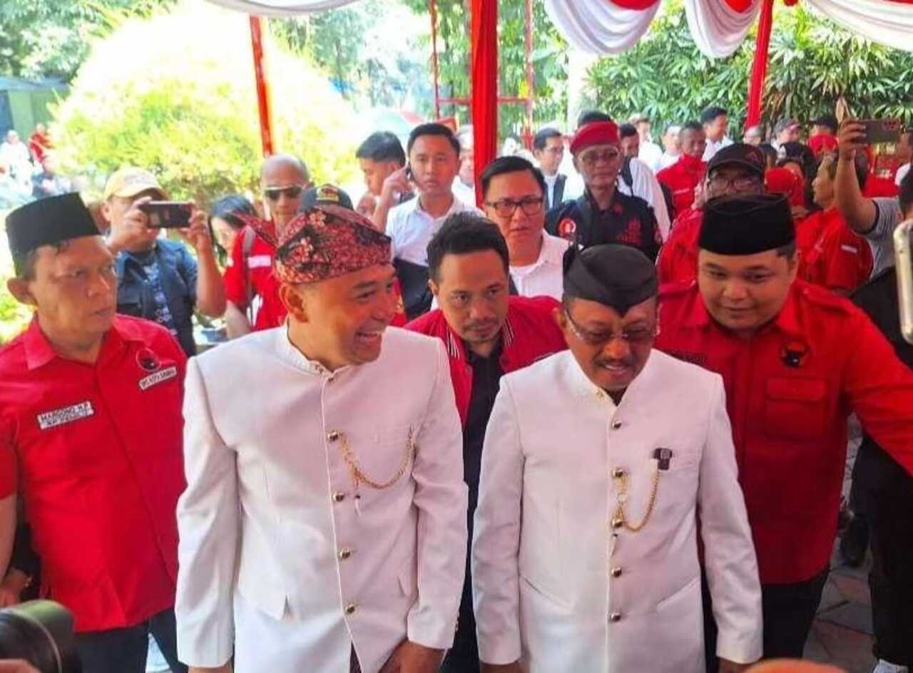 Eri Cahyadi dan Armuji, resmi mendaftarkan diri sebagai pasangan bakal calon wali kota (bacawali) dan calon wakil wali (bacawawali) Kota Surabaya, Kamis (02/05/2024). SP/ AINI