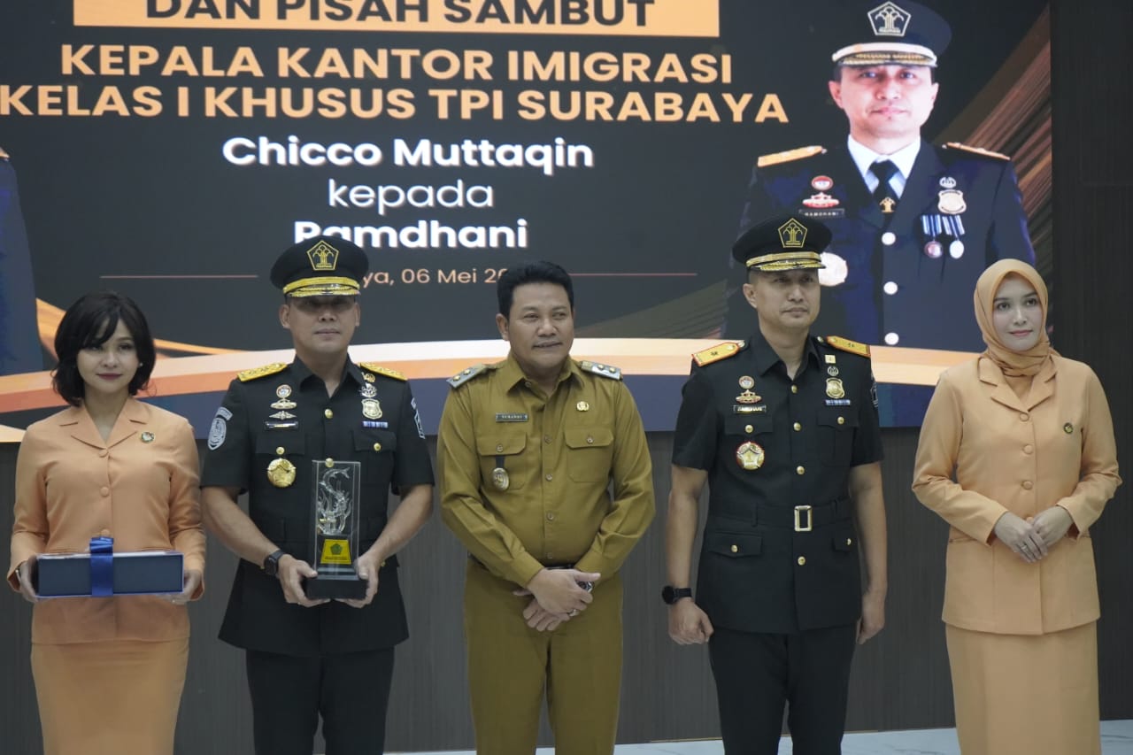 Kakanim yang baru, Ramdhani bersama dengan Wakil Bupati Sidoarjo serta Kakanim sebelumnya yakni Chicco. SP/ AINI