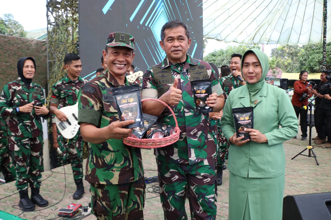 Kepala Staf Angkatan Darat (KSAD) Jenderal Maruli Simanjuntak beserta Ibu Ketua Umum Persit Kartika Chandra Kirana turut merasakan kelezatan kopi Babinsa, Senin (06/05/2024). SP/ HIKMAH