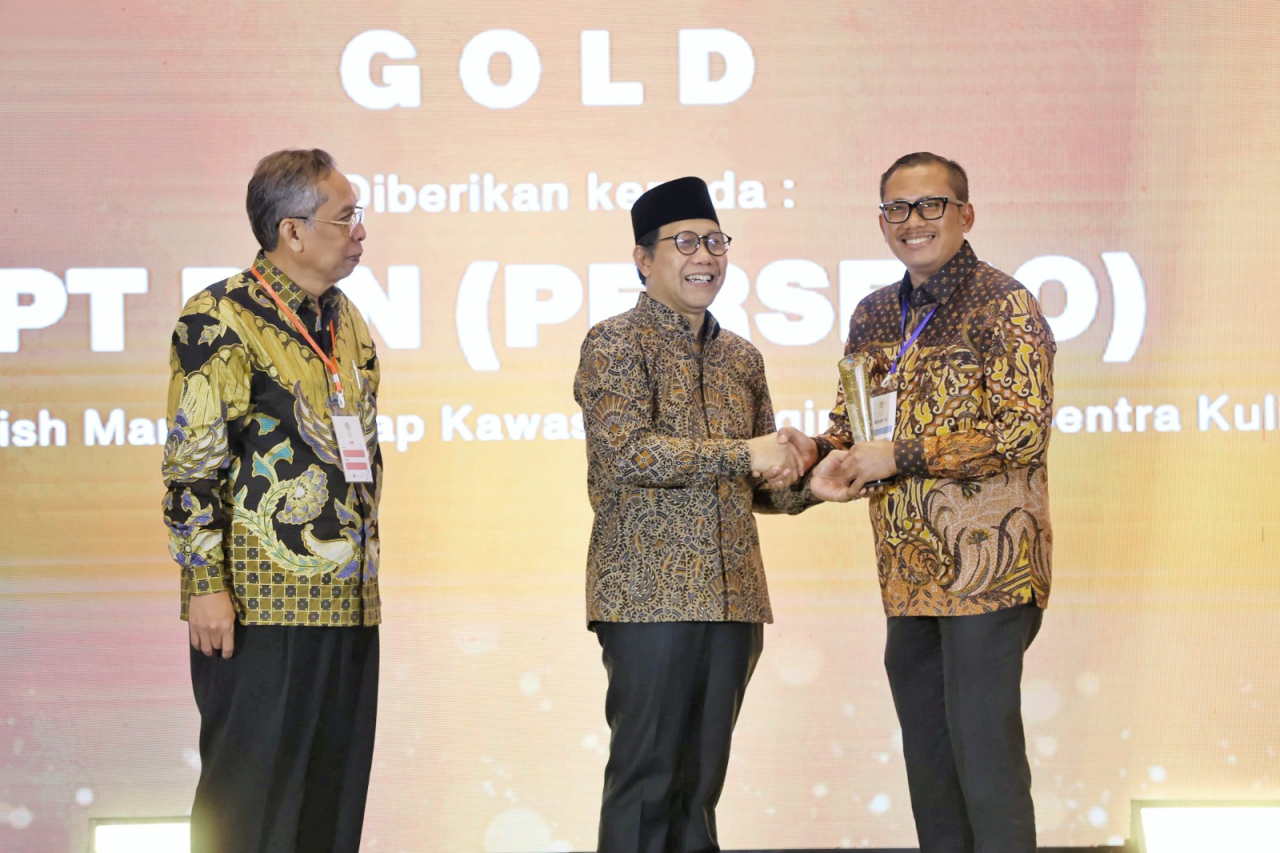 Pemain Jakarta Electric PLN, Maya Indri melakukan smash keras saat berhadapan dengan Gresik Petrokimia Pupuk Indonesia pada lanjutan PLN Mobile Proliga 2024, Minggu (5/5/2024) di GOR Jatidiri Semarang. Foto/Humas PLN