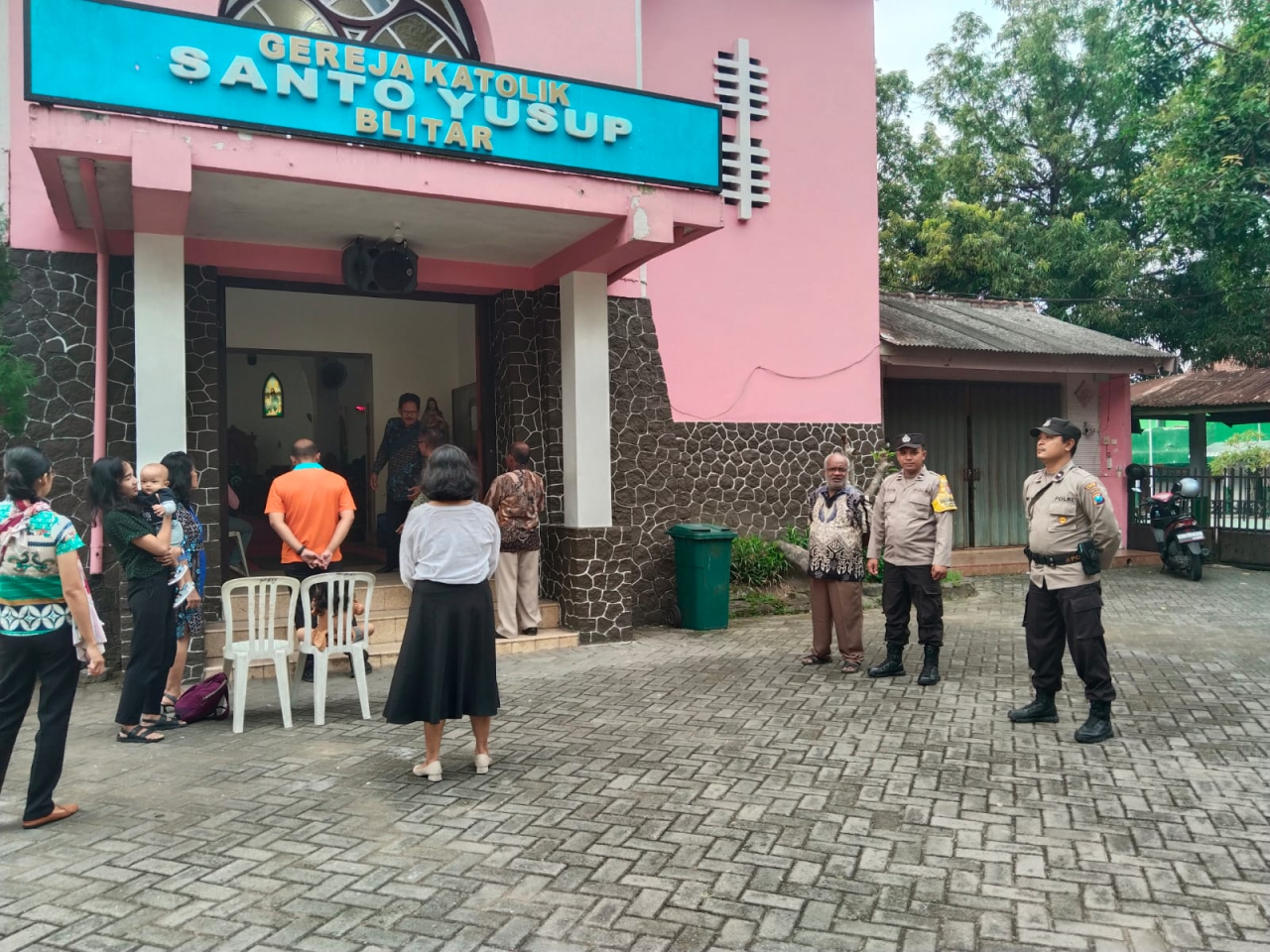 Polres Blitar Kota saat melakukan pengamanan perayaan kenaikan Isa Almasih. SP/Lestariono