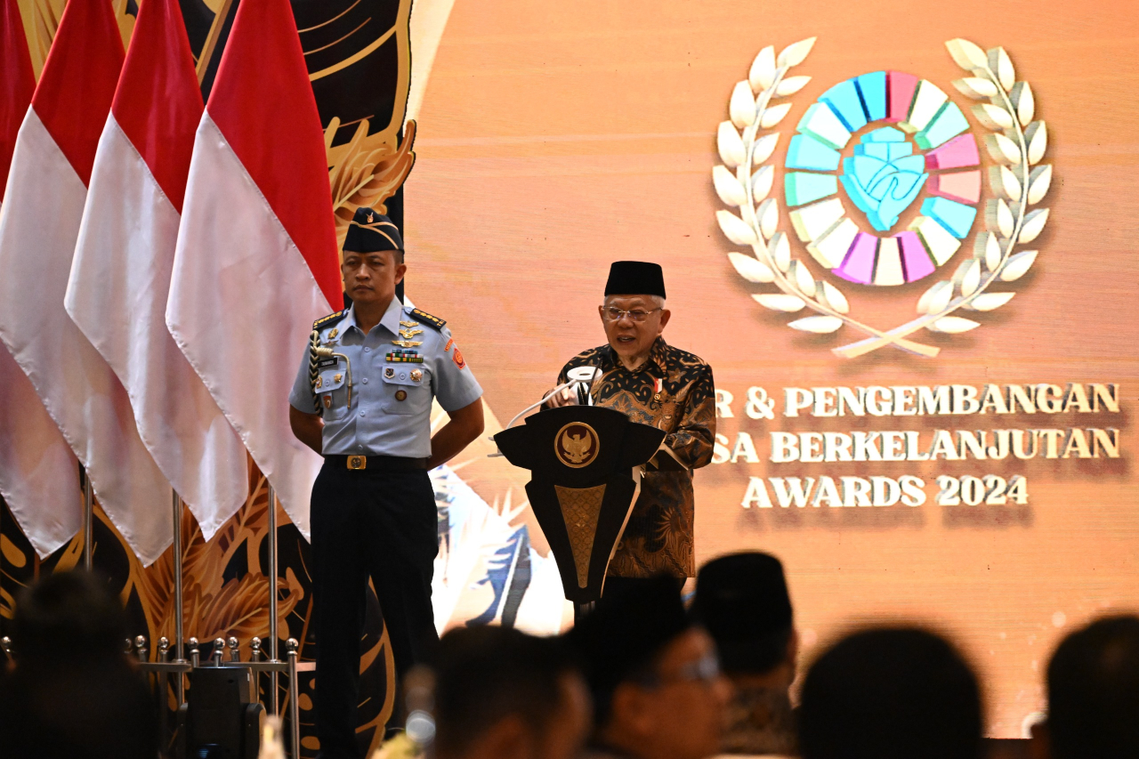 Wakil Presiden RI, Ma'ruf Amin (kanan) menyampaikan apresiasinya kepada program CSR yang dilaksanakan BUMN dan perusahaan swasta sebagai dukungan kepada pemerintah dalam mencapai target pembangunan. (Sumber foto: BPMI Setwapres)
