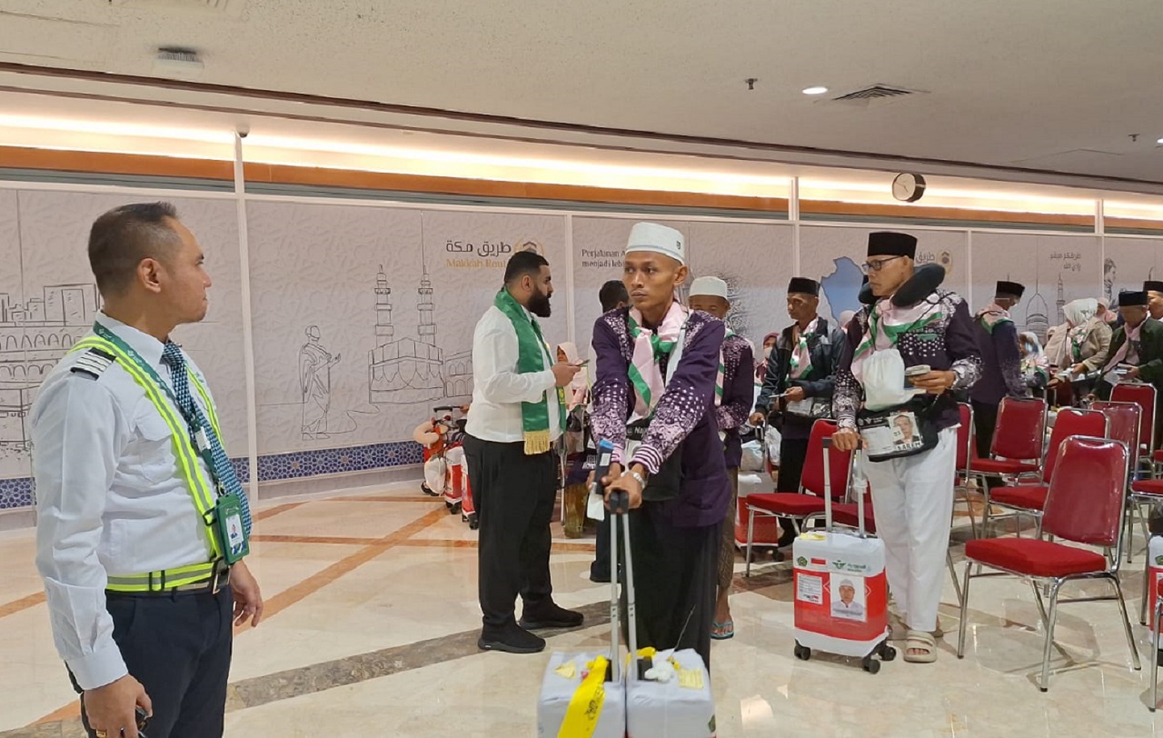 Kloter pertama jemaah haji Embarkasi Surabaya 1445 H/2024 M telah berangkat ke tanah suci pada Minggu pagi, (12/05/2024). SP/ AINI