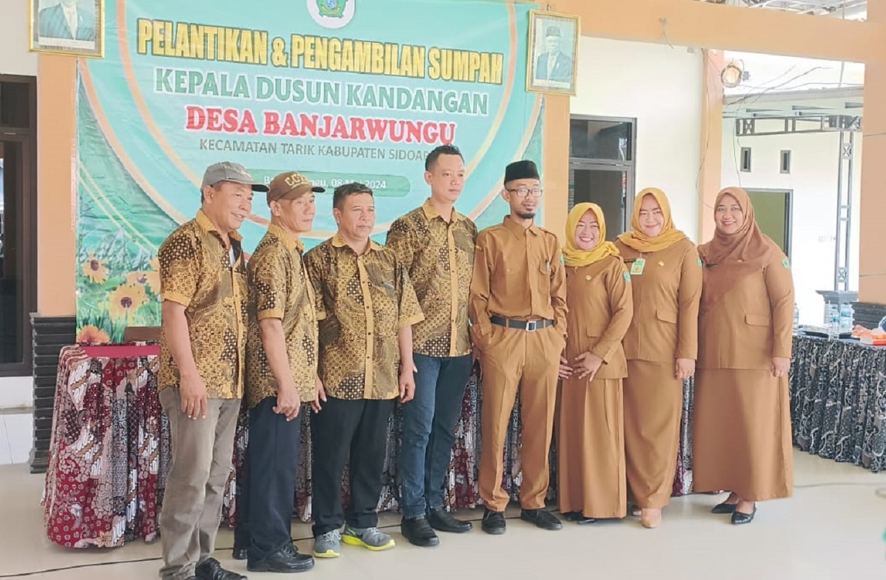Kasun Kandangan, Achmad Mudhofar, foto bersama jajaran perangkat desa Banjarwungu, saat seusai acara pelantikan. SP/JUM