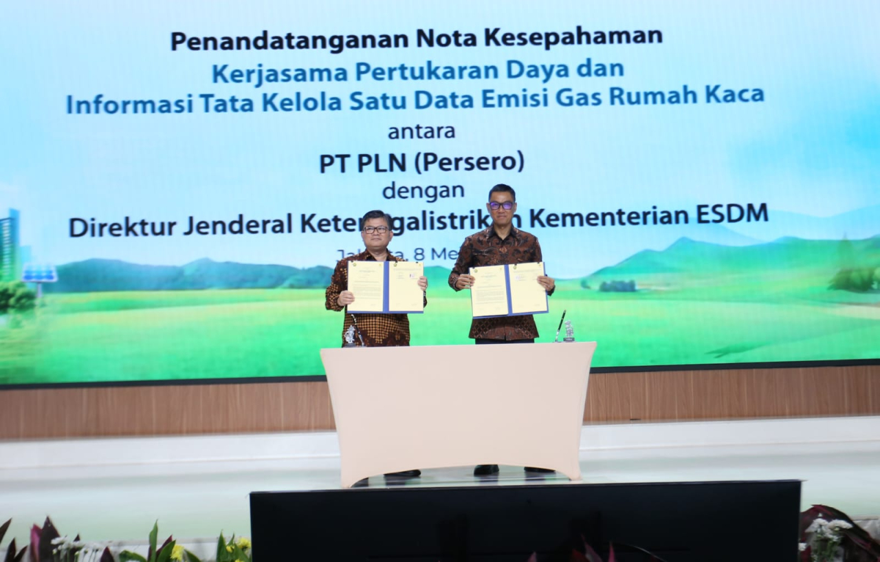 Direktur Jenderal Ketenagalistrikan Kementerian ESDM Jisman P. Hutajulu (kiri) dan Dirut PLN Darmawan Prasodjo (kanan) menunjukkan nota kesepahaman untuk kerja sama terkait tata kelola satu data pengendalian perubahan iklim subsektor pembangkit tenaga lis
