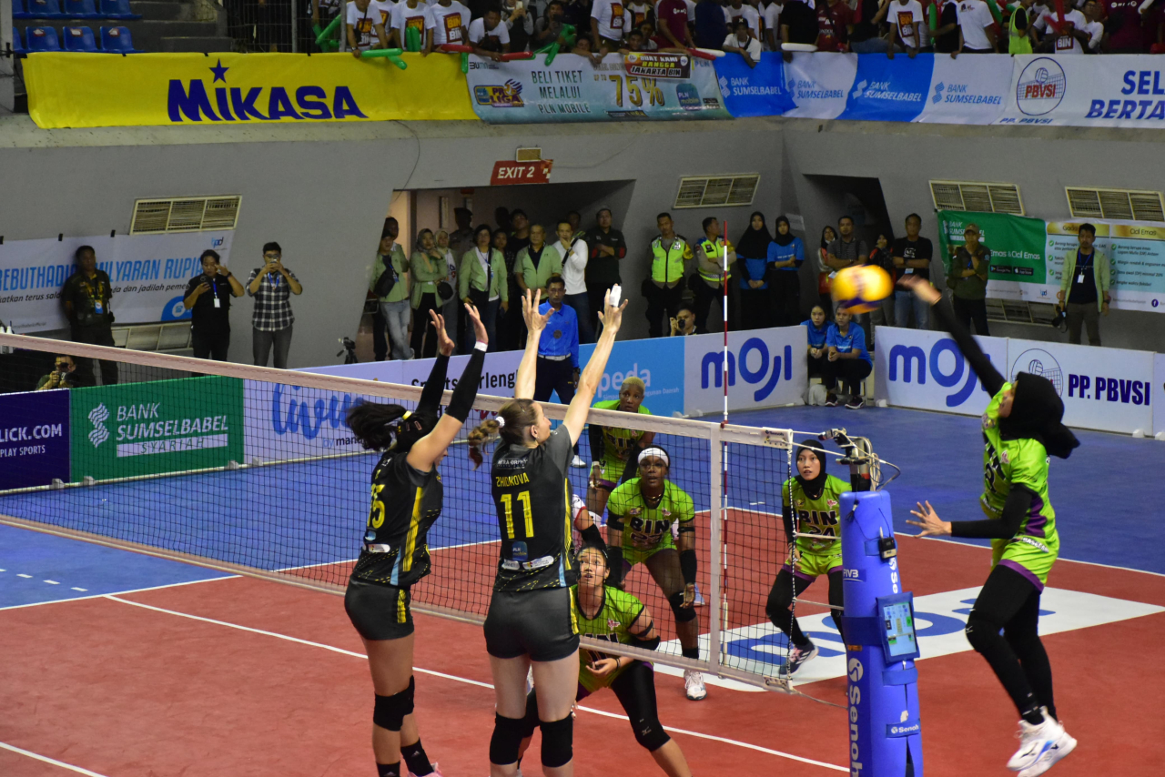 Pemain Jakarta Electric PLN melakukan block untuk menahan serangan pemain Jakarta BIN pada lanjutan PLN Mobile Proliga 2024 di Palembang, Kamis (9/5/2024). Foto/Humas PLN