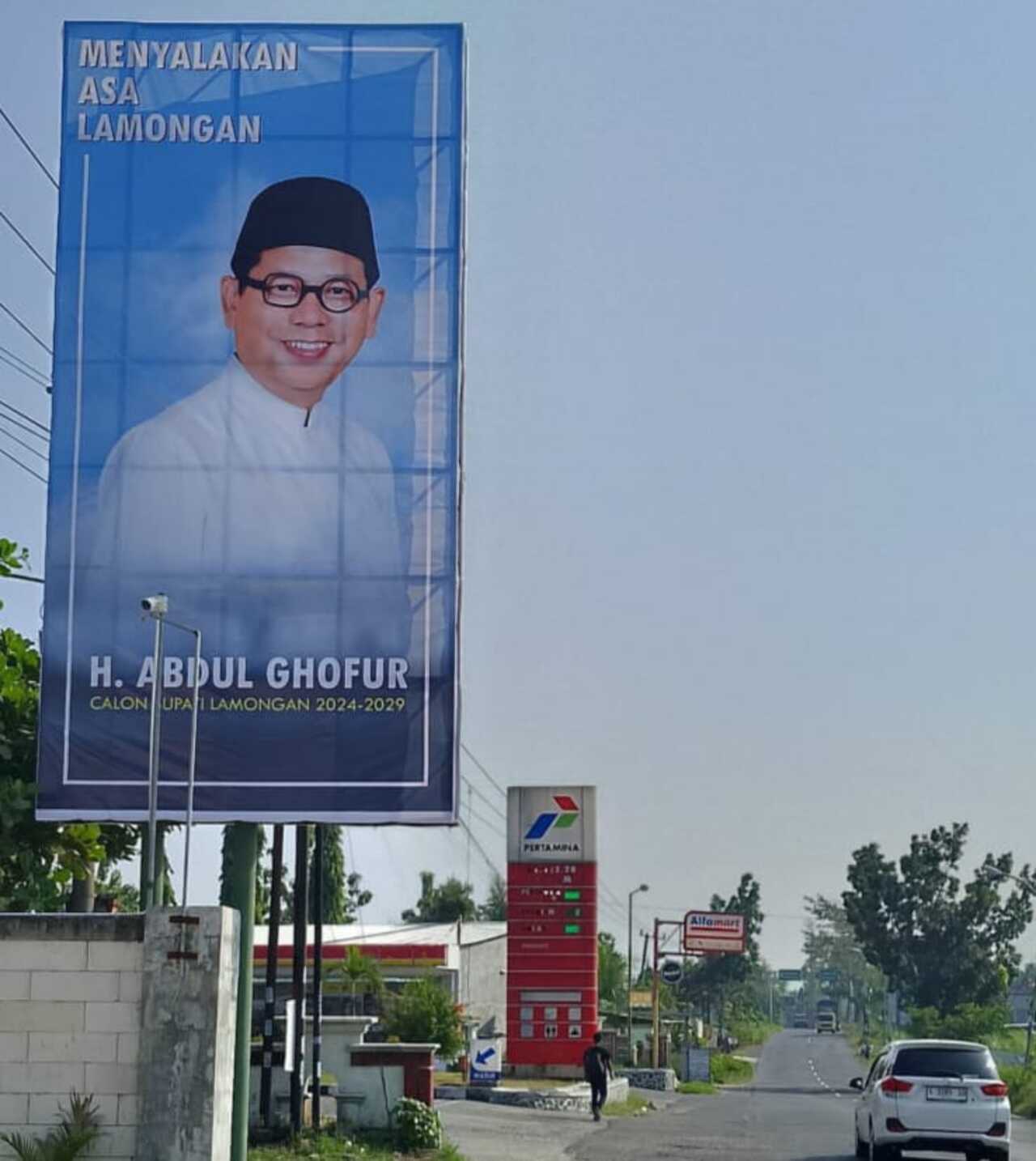 Spanduk ini mulai bertebaran di penjuru wilayah Lamongan. Tidak sekedar hanya spanduk, tapi ada pesan yang ingin disampaikan kepada masyarakat. SP/ MUHAJIRIN
