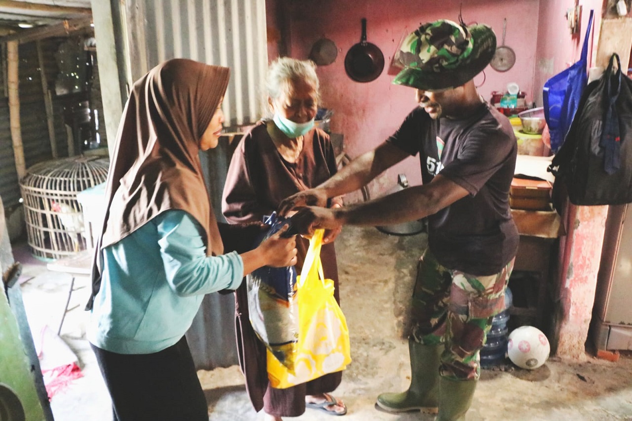 Satgas TMMD ke-120 ini memberikan bantuan berupa sembako kepada Ibu Kelly dan Ibu Ida, yang merupakan warga Desa Penambangan Balongbendo, Kabupaten Sidoarjo, Rabu (15/05/2024). SP/ HIKMAH