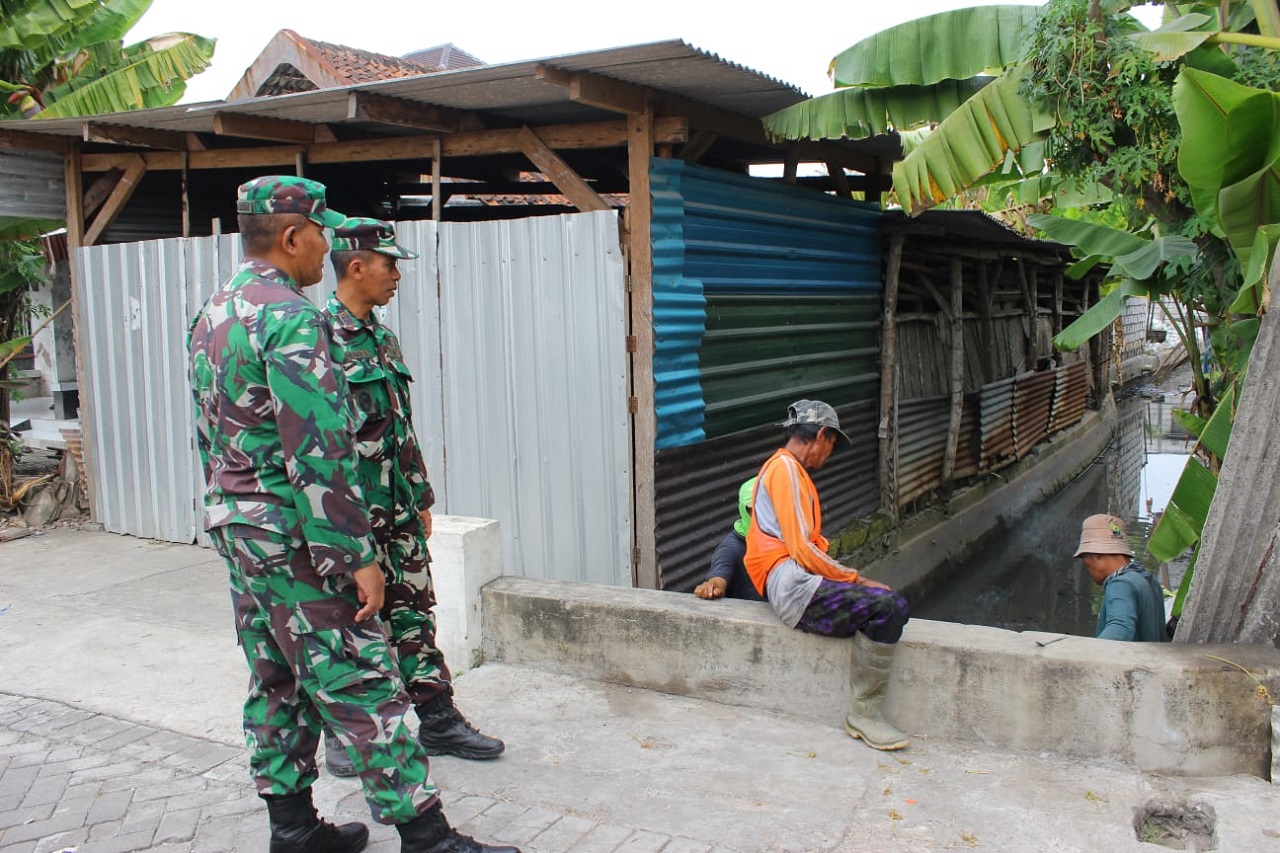 Kepala Staf Kodim 0816/Sidoarjo Mayor Chb Suprianto melakukan kunjungan di TMMD ke-120 di Desa Penambangan Balongbendo, Kabupaten Sidoarjo, Selasa (14/05/2024)SP/ HIKMAH