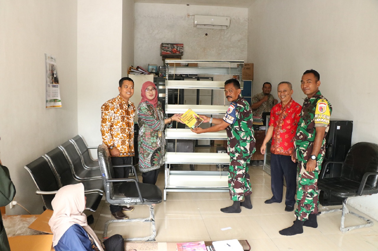 Dinas Perpustakaan Kabupaten Sidoarjo memberikan bantuan buku bacaan kepada Satgas TNI Manunggal Membangun Desa (TMMD) ke-120 Kodim 0816/Sidoarjo. SP/ HIKMAH